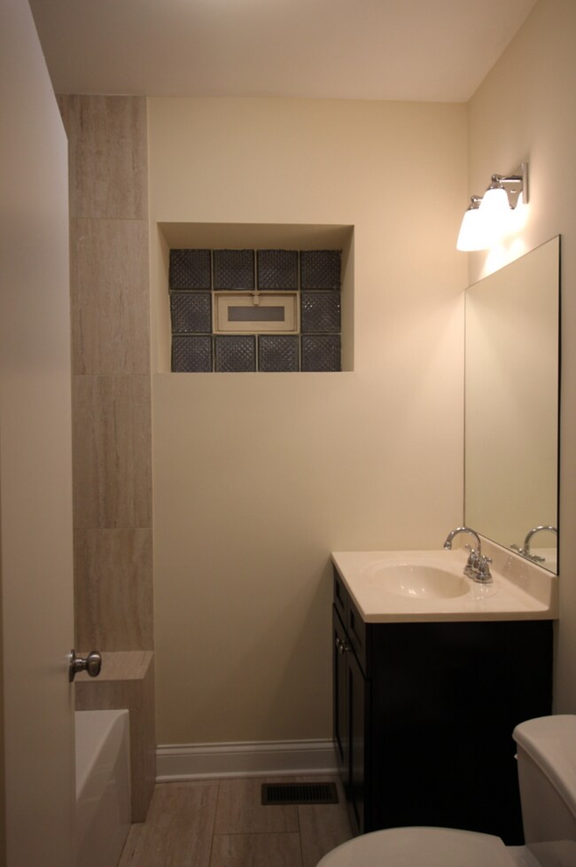 Baño de arriba - 3216 W Argyle St