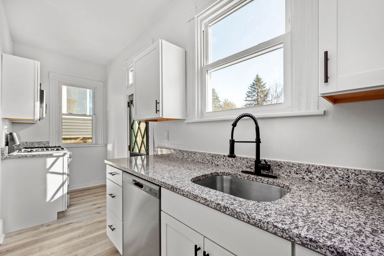 Stunning 3 bedroom home in Carrick available August 1! - Stunning 3 bedroom home in Carrick available August 1!