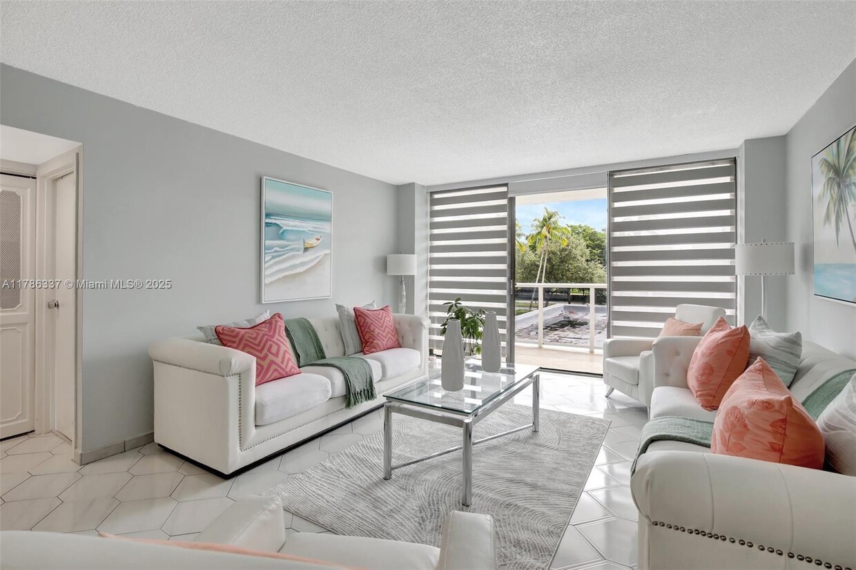 Foto principal - 3675 N Country Club Dr