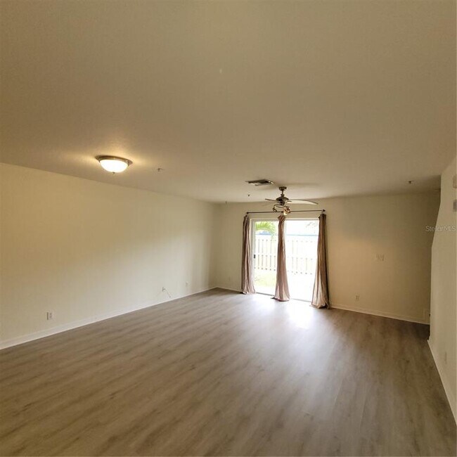 Foto del edificio - 304 SE Bloxham Way