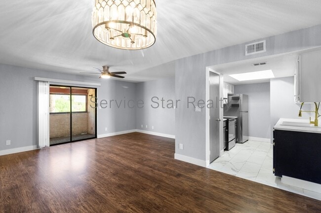 Building Photo - 4211 E Palm Ln