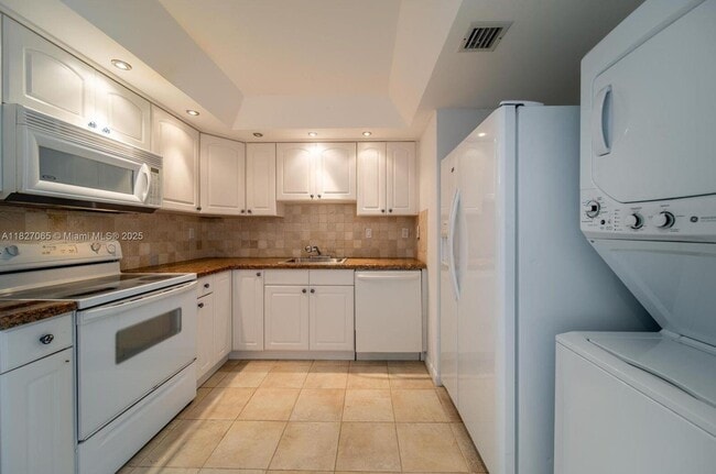 Building Photo - 1450 Brickell Bay Dr