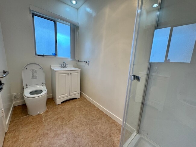 Building Photo - Great Santa Monica Location! Walking Dista...