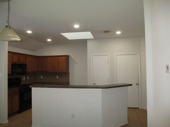 Foto del edificio - $1895  3 Bed/2 Bath/2 Garage  Ready for Move-in Home in Mustang Creek