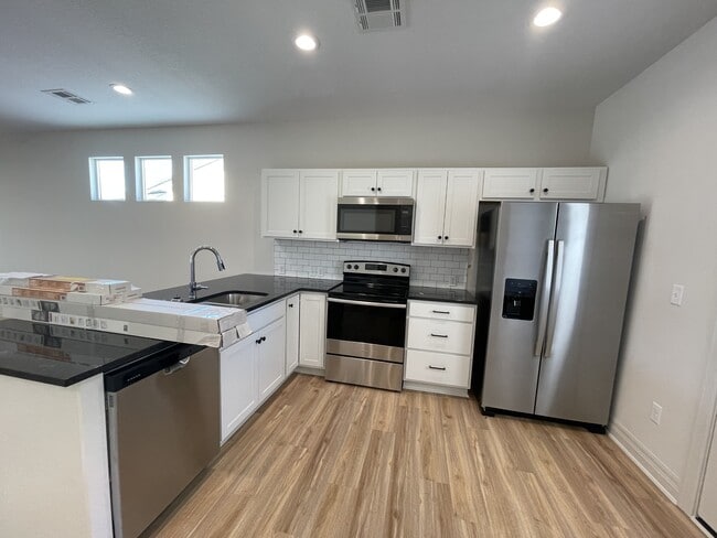 Building Photo - 1927 Sutton Ct