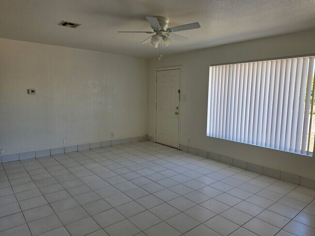 Foto del edificio - 331 W Carson Rd