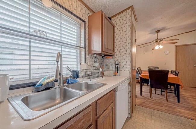 Building Photo - 1201 Pampas Ln