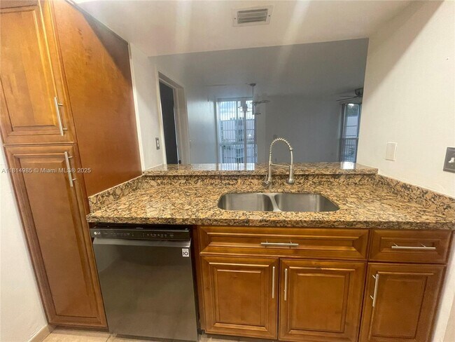 Foto del edificio - 7035 NW 186th St