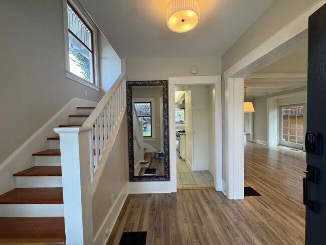 Foto del edificio - Warm & cozy 5 bed 2.5 bath home in the hea...