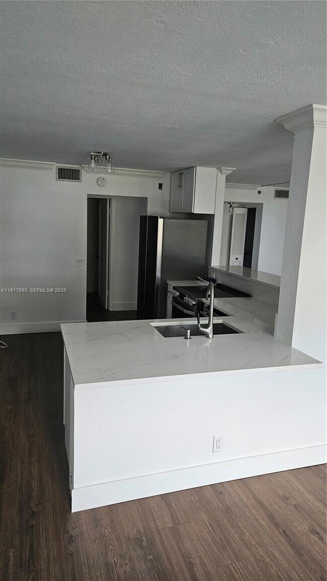 Foto del edificio - 105 Lake Emerald Dr