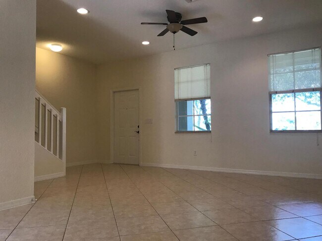 Building Photo - 141 E Thatch Palm Cir