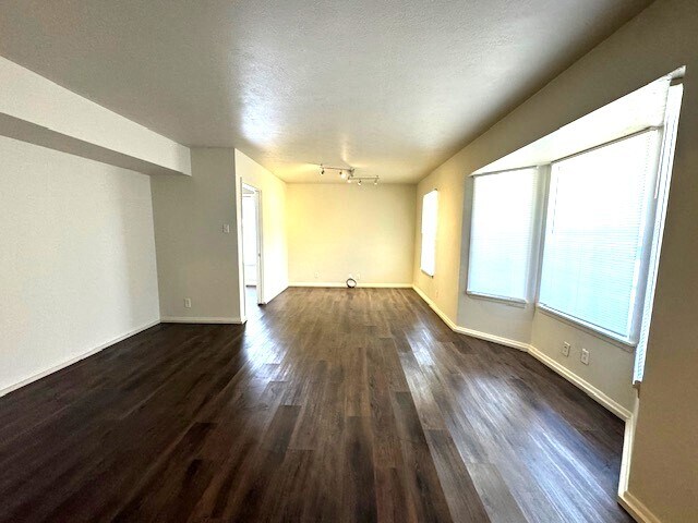 Living - 215 Santa Monica St