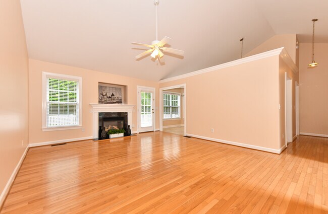 Foto del edificio - 7700 Foxdale Dr