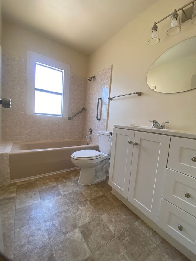 Building Photo - Cute House Less than 2 Blocks to Morley Fi...