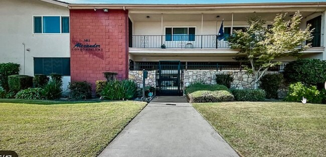 Building Photo - Cute partially furnished apartment with sm...