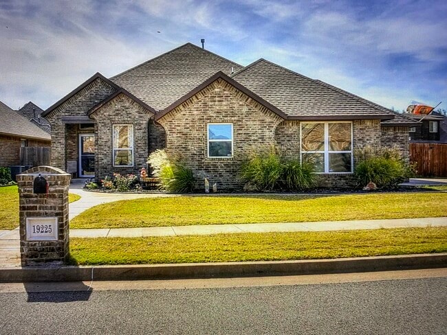 Foto del edificio - 19225 Blossom Ct
