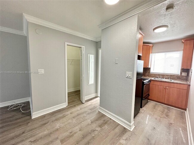 Foto del edificio - 1400 NE 56th St