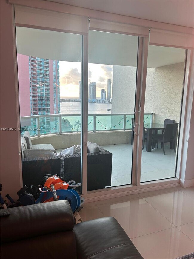 Foto del edificio - 3340 NE 190th St