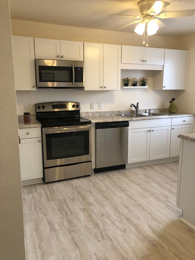 Building Photo - 251 Myrtle Greens Dr