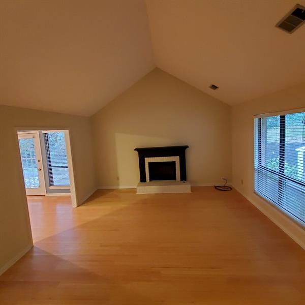 Building Photo - 2400 Newport Landing
