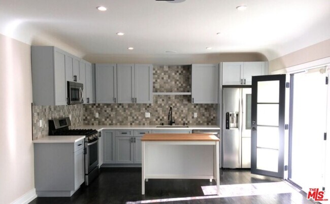 Foto del edificio - 1180 S Tremaine Ave