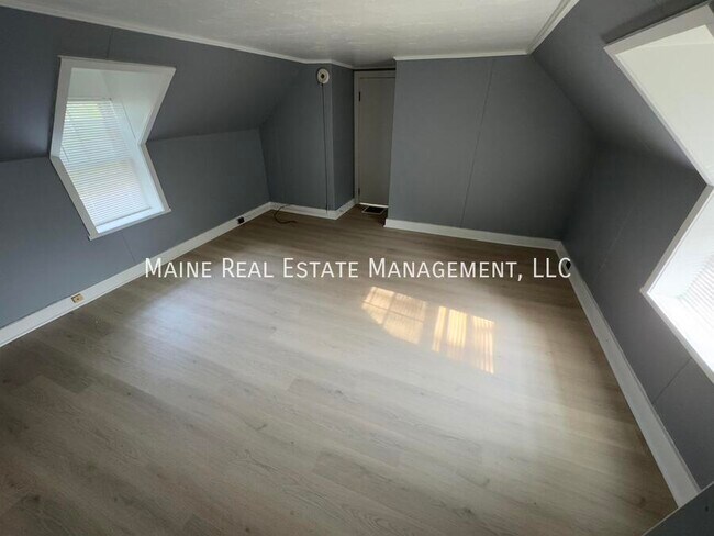 Building Photo - 225 Center St