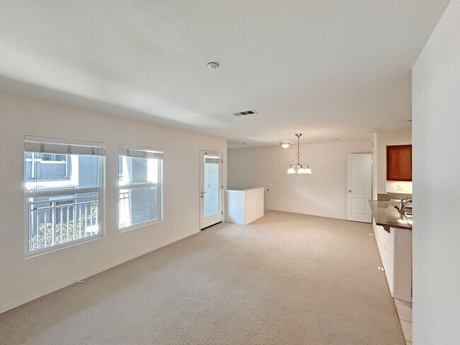 Foto del edificio - Stunning 2BD/2BA w/ In-Unit Laundry and Attached Garage in Midway District!