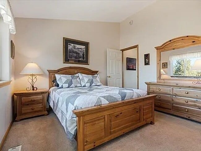 Building Photo - Want to live on a golf course with access to the pool with sports center privileges?