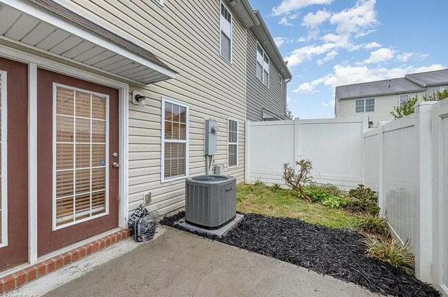 Foto del edificio - Immaculate beautiful 3-bedroom, 2.5-bath townhouse in Greensboro with 1 car garage/fenced in patio
