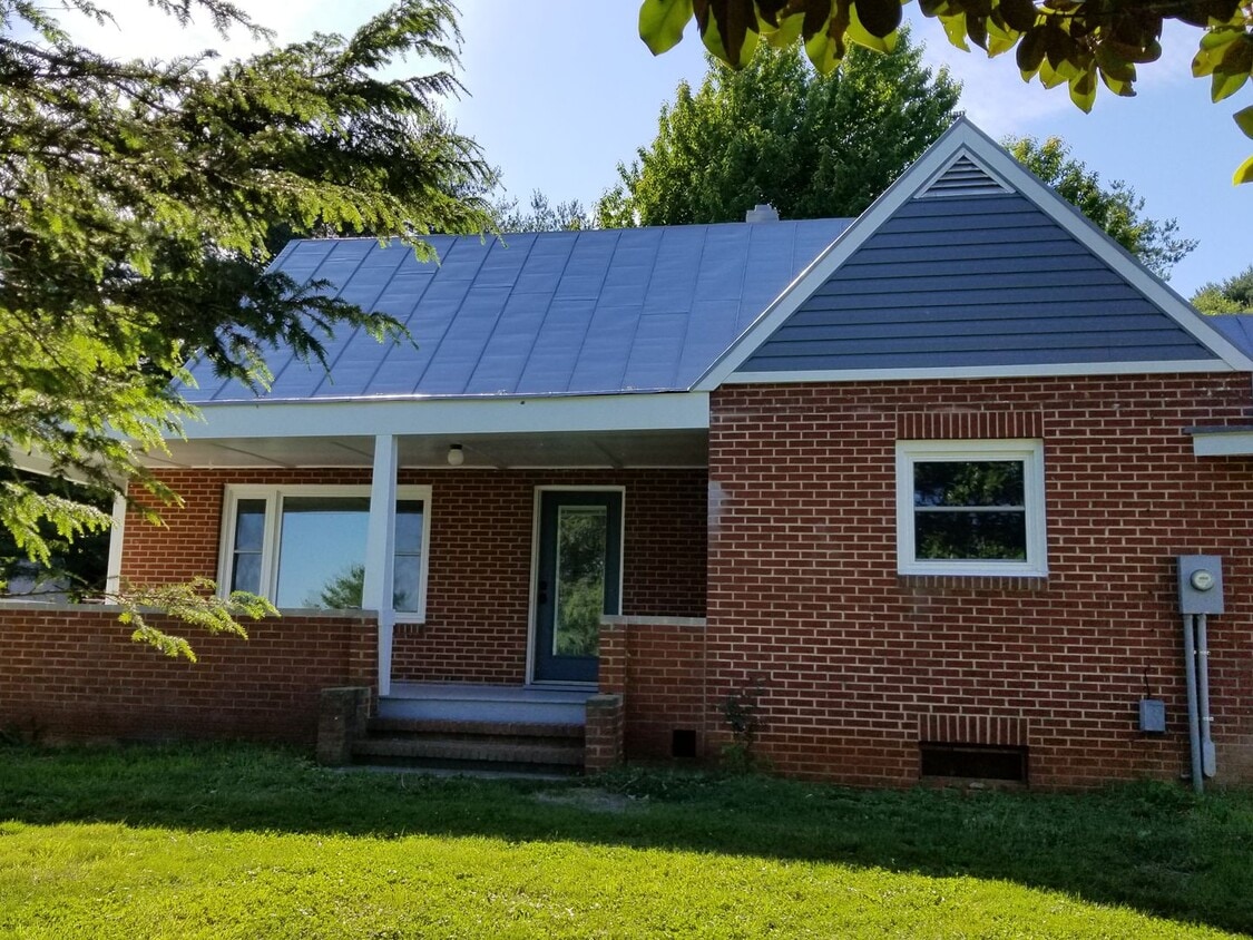 Primary Photo - Single Family 4 BR, 3 Bath Home for Rent