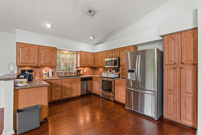 Foto del edificio - 1304 Lake Breeze Dr