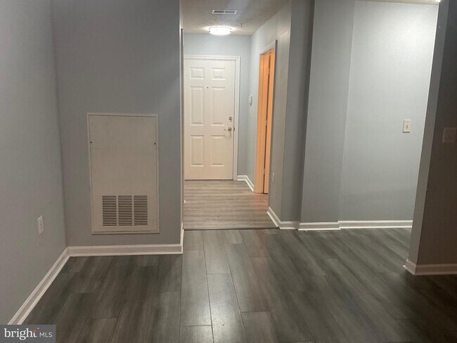 Building Photo - 8961 Town Center Cir