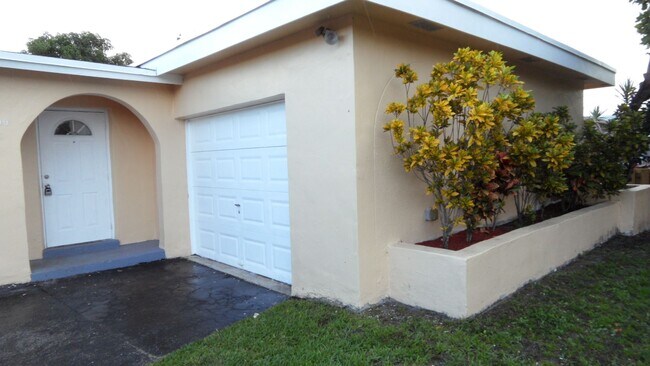 Building Photo - 3BED/2BATH house with Large fenced backyard and split floorplan!