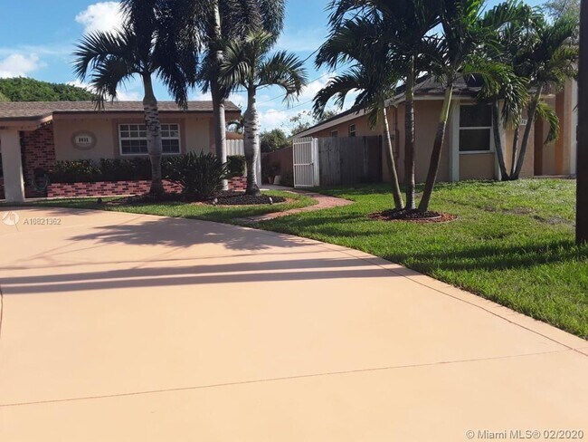 Building Photo - 2031 Acapulco Dr