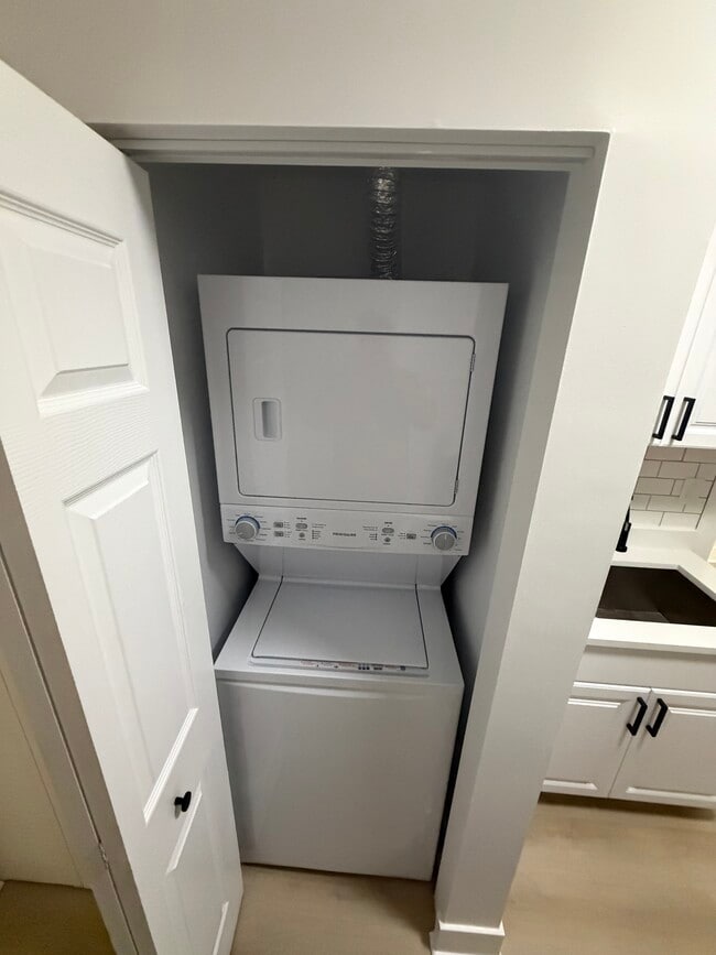 Foto del edificio - 3049 W Berteau Ave