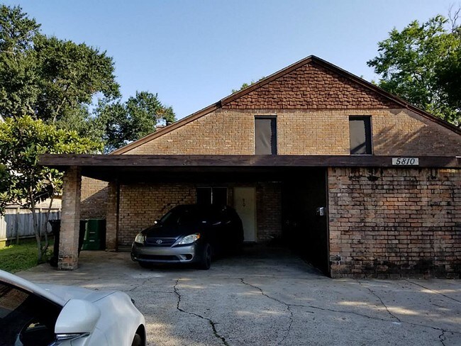 Foto del edificio - 5810 Golden Forest Dr