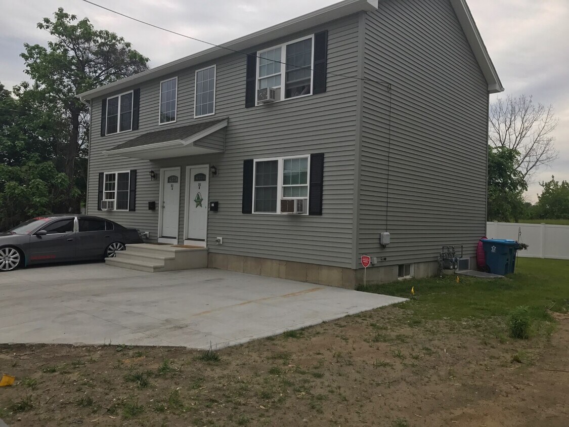 31 Railroad St, West Springfield, MA 01089 Townhome Rentals in West