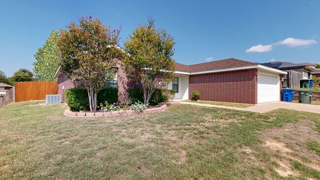 Building Photo - Completely repainted 4 bedroom ALL TILE ho...