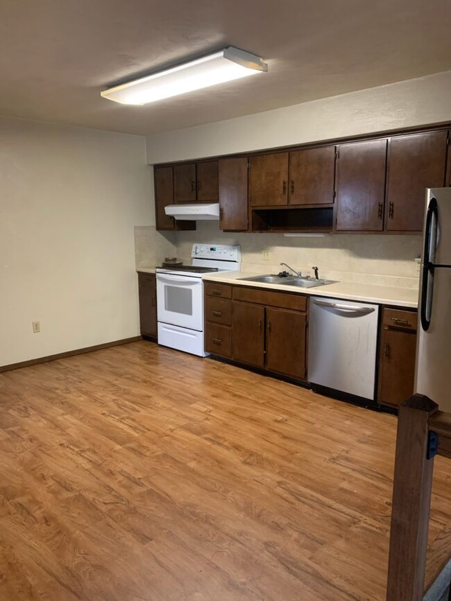 Building Photo - 2 Bedroom, Den, 1 Bath Apartment