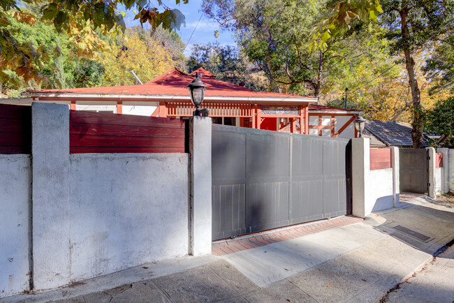 Foto del edificio - 2304 Laurel Canyon Blvd