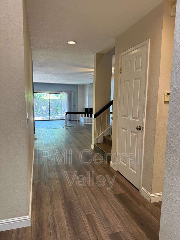 Foto del edificio - 1725 Edgebrook Dr