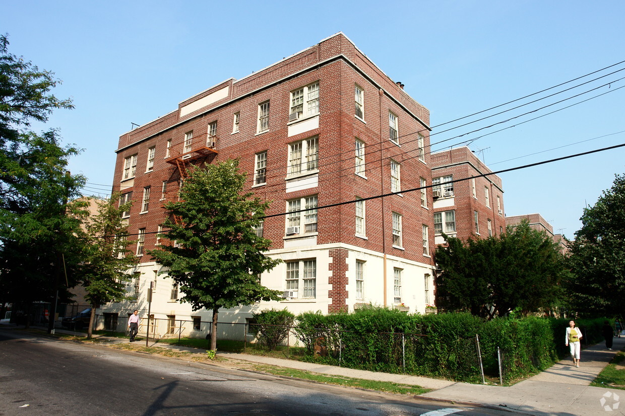 Primary Photo - 37-22 Bowne St