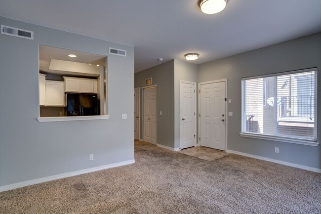 Building Photo - 2 bedroom Townhome w/Garage in Gated Commu...