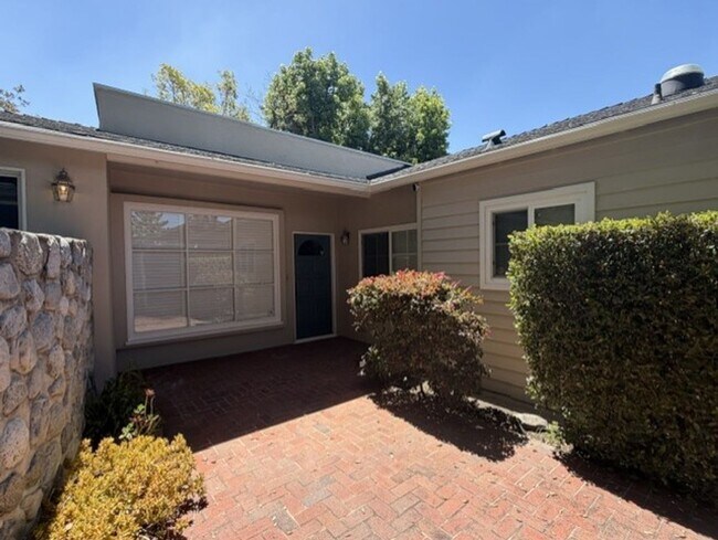 Foto del edificio - Spacious & Charming 3 Bedroom and a Den Home with Beautiful Updates