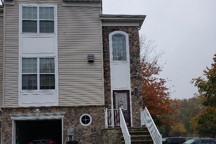 Front/End Unit - 39 Russell Ct