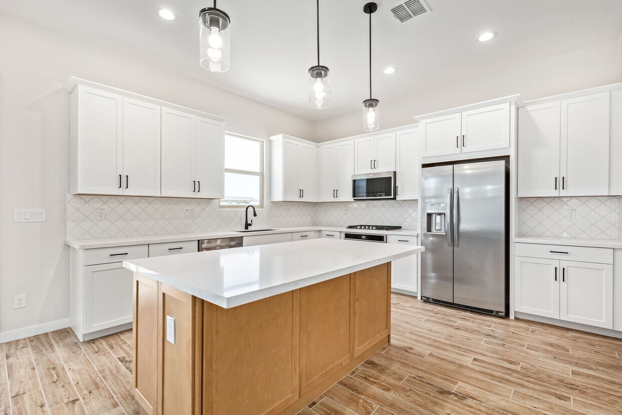 Foto principal - 4 Bedroom - Ready for you to Call It Home!!