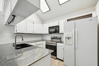 Building Photo - 4901 Tree Top Ln