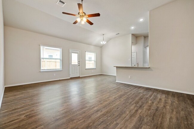 Building Photo - GORGEOUS 3 BEDROOM DUPLEX LOCATED IN CONVE...