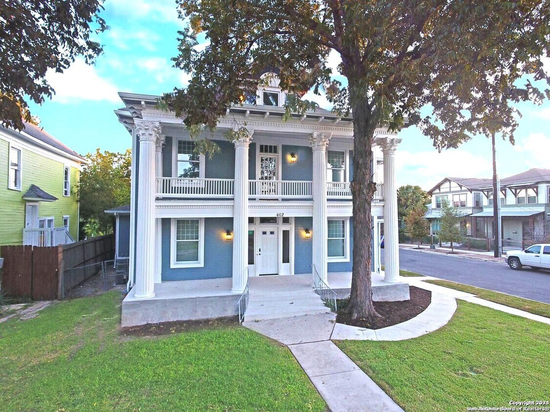 Primary Photo - 402 E Locust Street Unit 201