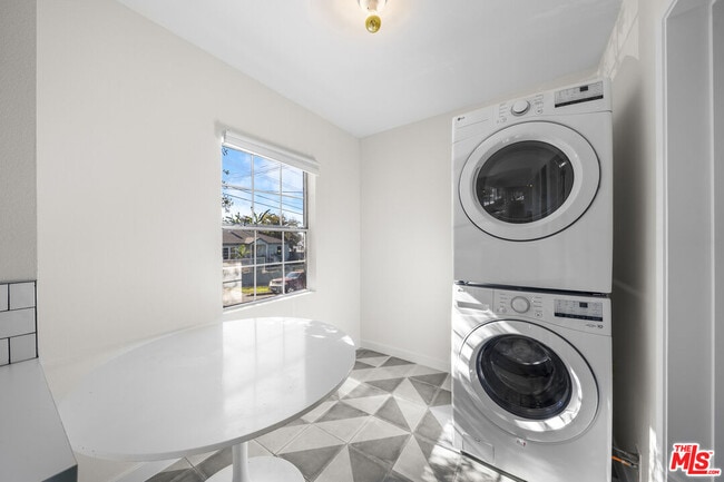 Building Photo - 951 N Hoover St